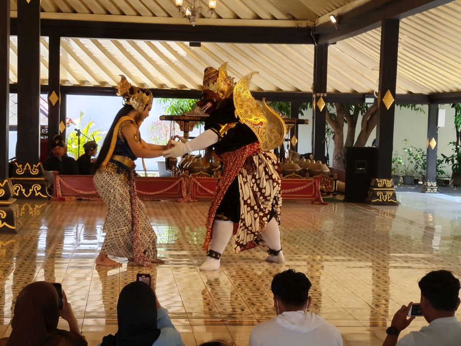 Aufführung von Szenen des indischen Ramayana im Sultanspalast: Ravana raubt die Sita