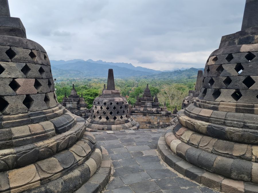 Borobudur besteht aus vielen kleinen Stupas.